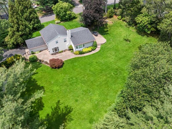 21 Kodiak  Drive, Woodbury NY 11797
