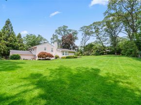 21 Kodiak  Drive, Woodbury NY 11797