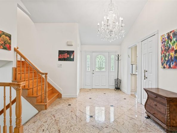 21 Kodiak  Drive, Woodbury NY 11797