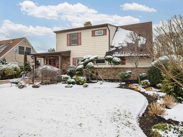 16 Dahlia Lane, Wantagh NY 11793