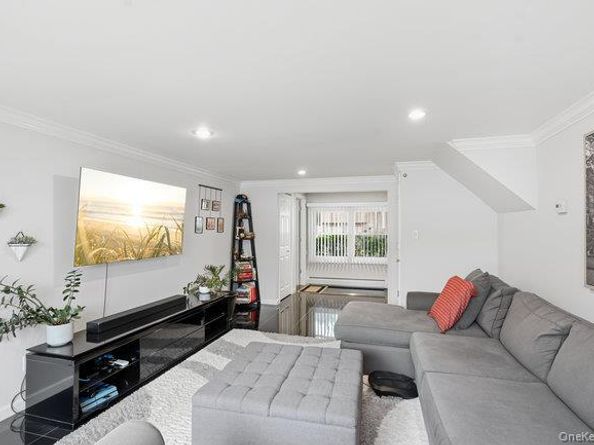 8 Duke Place, Glen Cove NY 11542