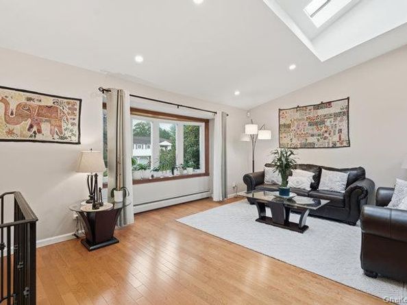 8 Duke Place, Glen Cove NY 11542