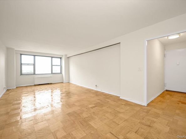70-25 yellowstone Boulevard 14m, Forest Hills NY 11375