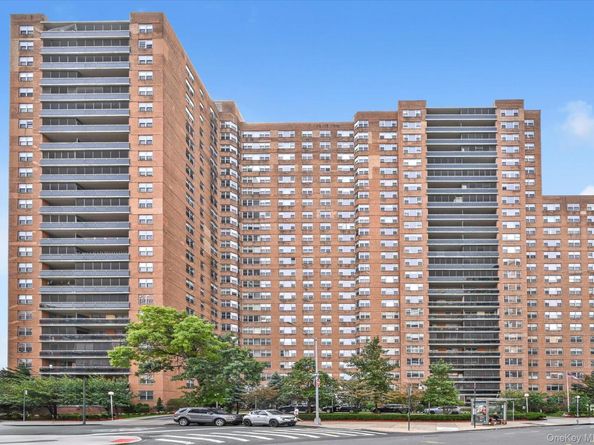 70-25 yellowstone Boulevard 14m, Forest Hills NY 11375