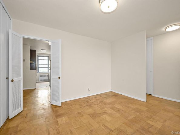 70-25 yellowstone Boulevard 14m, Forest Hills NY 11375