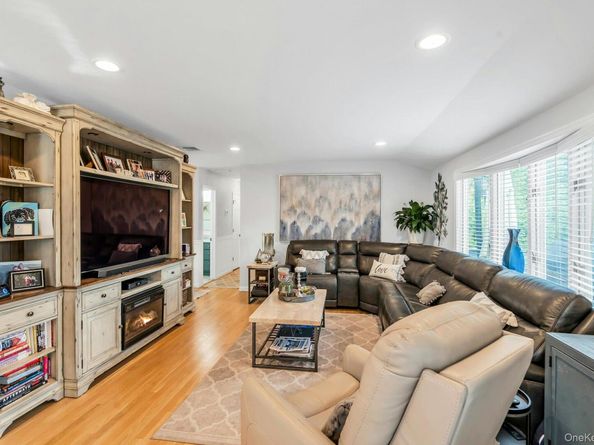 17 Wren Drive, Hauppauge NY 11788