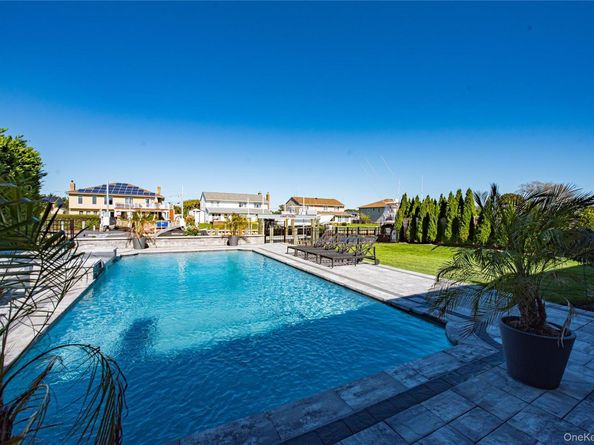 11 Dolphin Lane, West Islip NY 11795