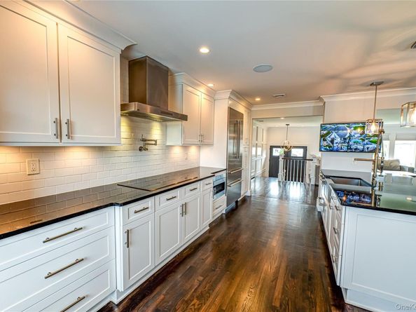 11 Dolphin Lane, West Islip NY 11795