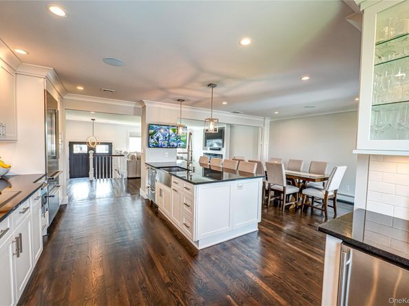 11 Dolphin Lane, West Islip NY 11795