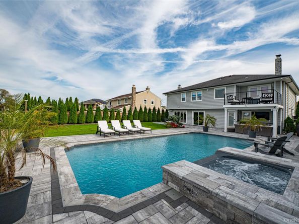 11 Dolphin Lane, West Islip NY 11795