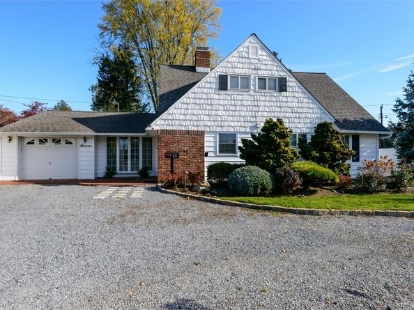 11 Foster Lane, Westbury NY 11590