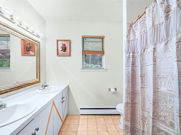 271 Bread And Cheese Hollow Road, Northport NY 11768