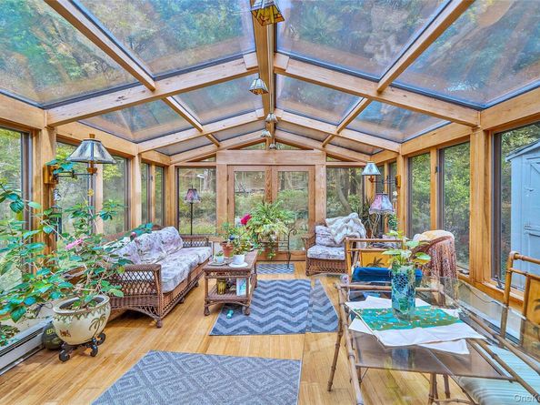 271 Bread And Cheese Hollow Road, Northport NY 11768