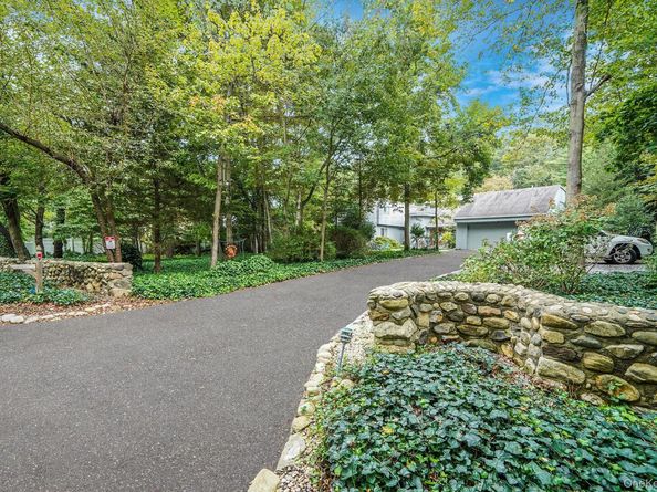 271 Bread And Cheese Hollow Road, Northport NY 11768