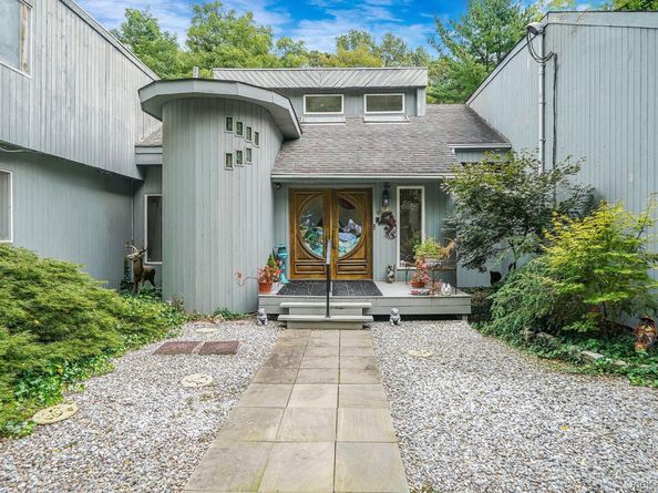 271 Bread And Cheese Hollow Road, Northport NY 11768