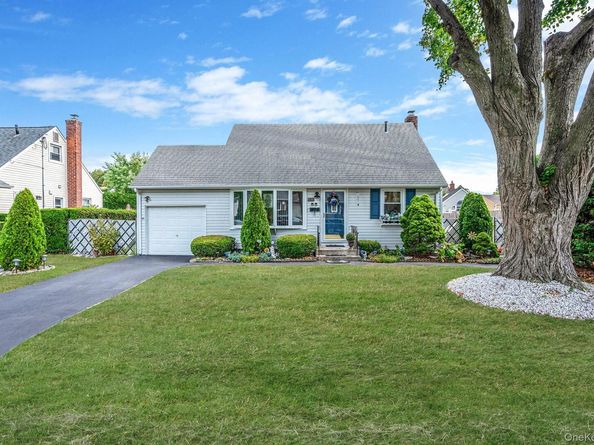 436 N Ontario Avenue, Lindenhurst NY 11757