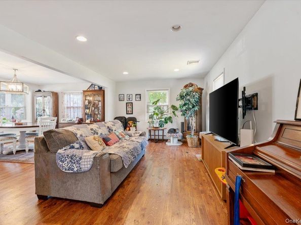 53 Periwinkle Road, Levittown NY 11756