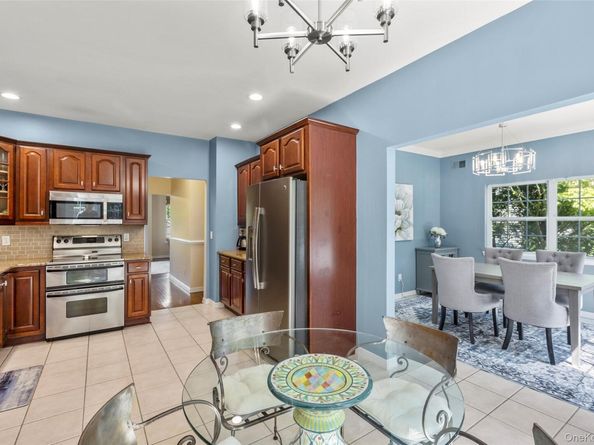 93 paddington Circle, Smithtown NY 11787