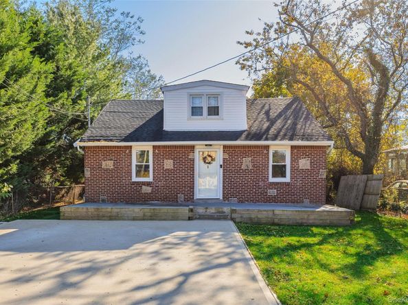 8 Edgewater Drive, Mastic Beach NY 11951