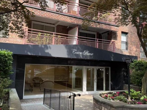 43-25 Douglaston Parkway 2D, Douglaston NY 11363