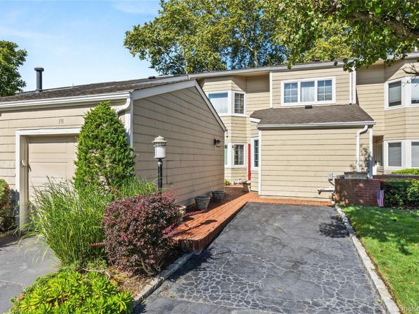 18 Lakeside Lane, Bay Shore NY 11706