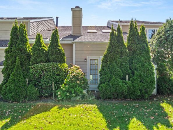18 Lakeside Lane, Bay Shore NY 11706