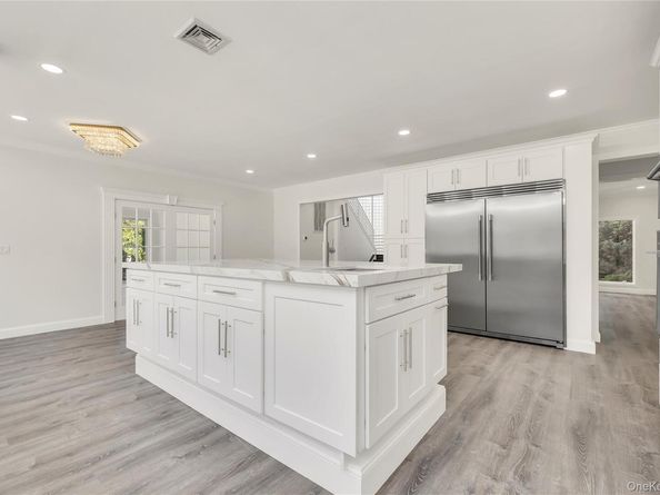 5 Alley Pond Court, Dix Hills NY 11746