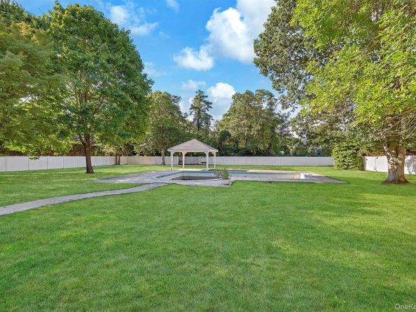 5 Alley Pond Court, Dix Hills NY 11746