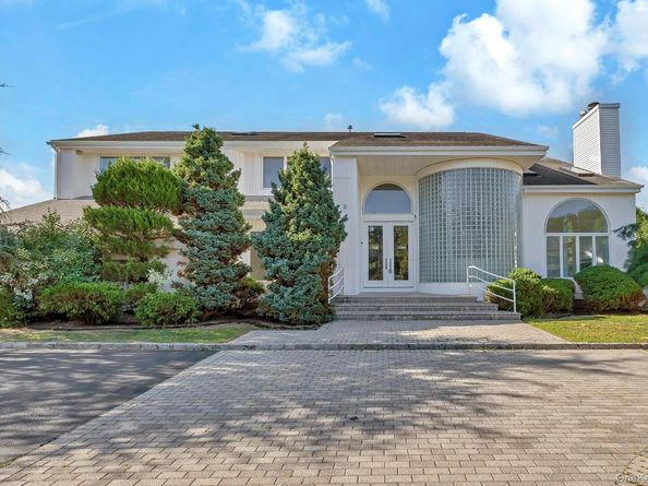 5 Alley Pond Court, Dix Hills NY 11746