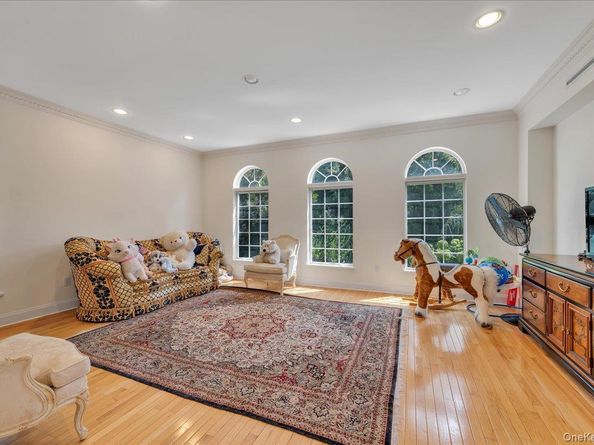 90 GREEN LEAF Hill, Great Neck NY 11023