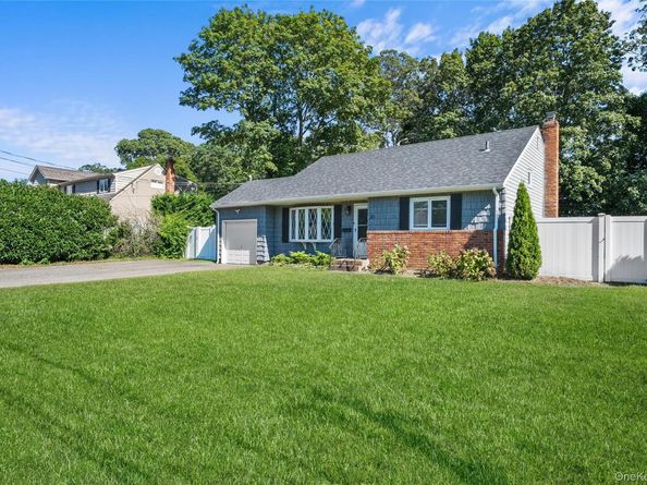 23 Berard Boulevard, Oakdale NY 11769