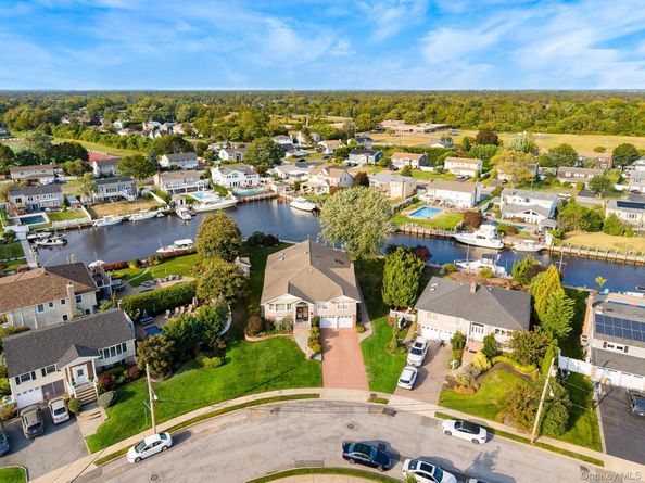 43 Duck Lane, West Islip NY 11795