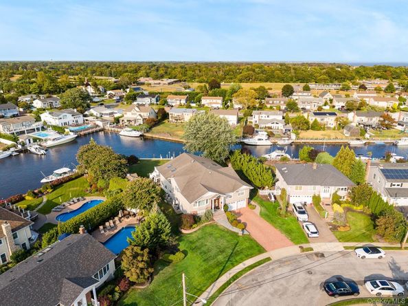 43 Duck Lane, West Islip NY 11795