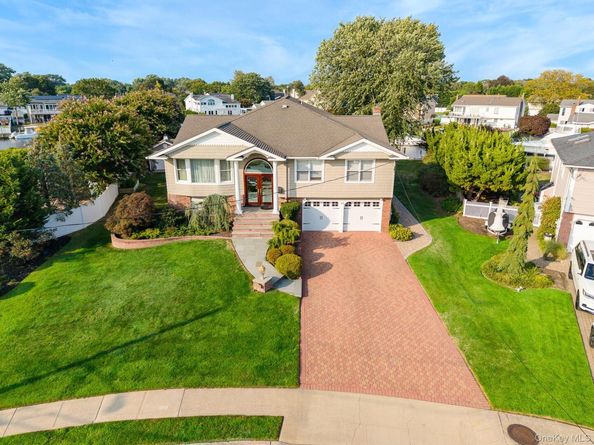 43 Duck Lane, West Islip NY 11795
