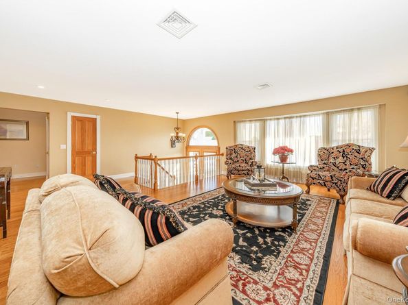 43 Duck Lane, West Islip NY 11795