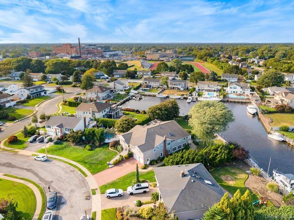 43 Duck Lane, West Islip NY 11795