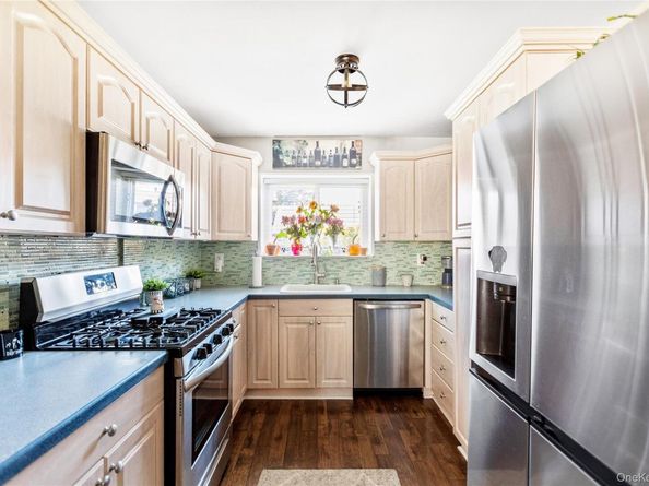 93 Gauguin Court 93, Middle Island NY 11953