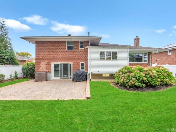 24 Glenwood Road, Plainview NY 11803