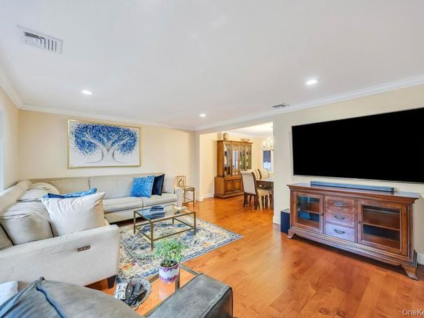 24 Glenwood Road, Plainview NY 11803