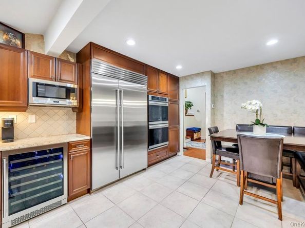 24 Glenwood Road, Plainview NY 11803