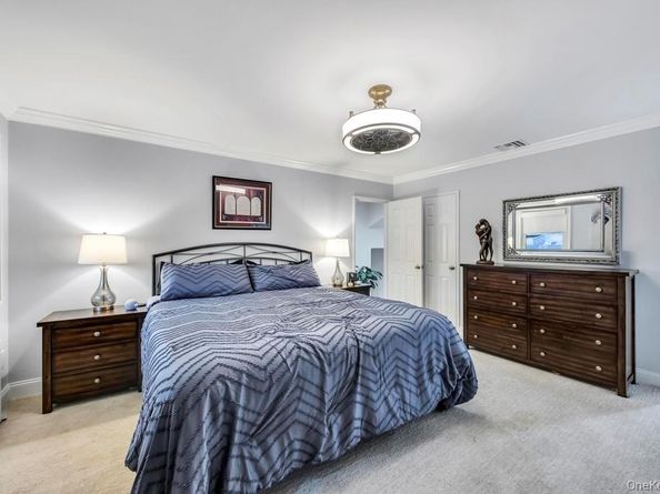 24 Glenwood Road, Plainview NY 11803