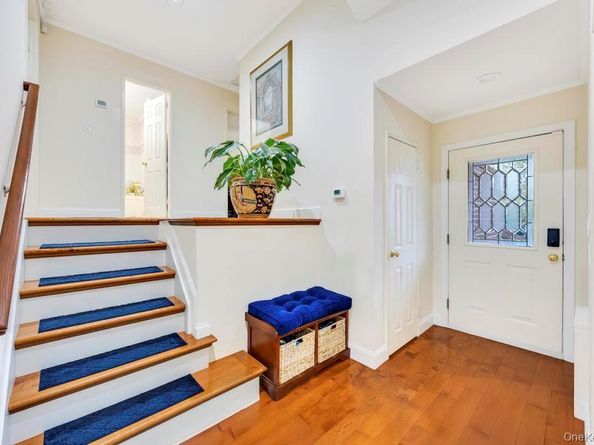 24 Glenwood Road, Plainview NY 11803