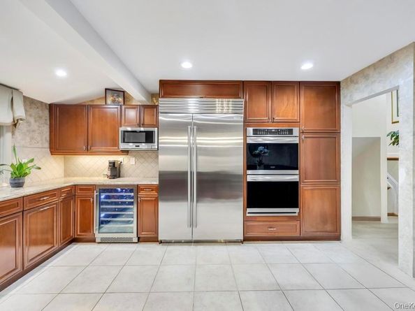 24 Glenwood Road, Plainview NY 11803