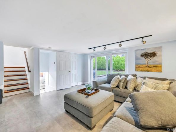 24 Glenwood Road, Plainview NY 11803