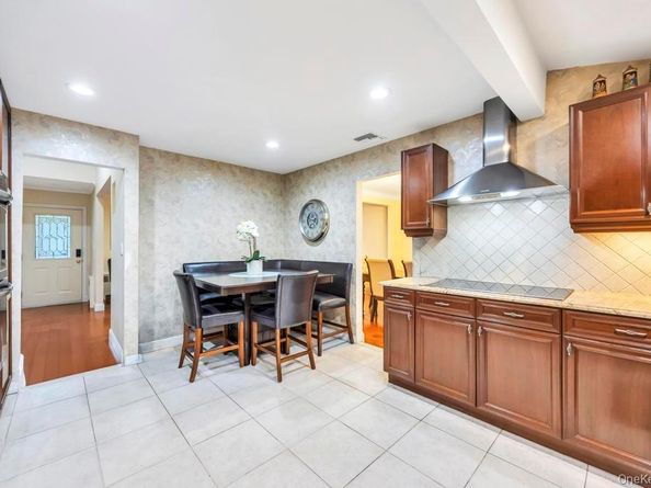 24 Glenwood Road, Plainview NY 11803