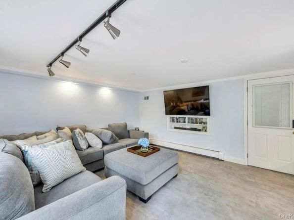 24 Glenwood Road, Plainview NY 11803