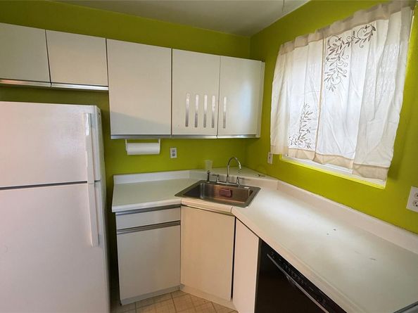 1072 Fenwood Drive 4, Valley Stream NY 11580