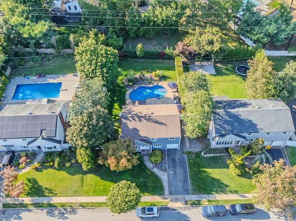 8 Lois Lane, Old Bethpage NY 11804