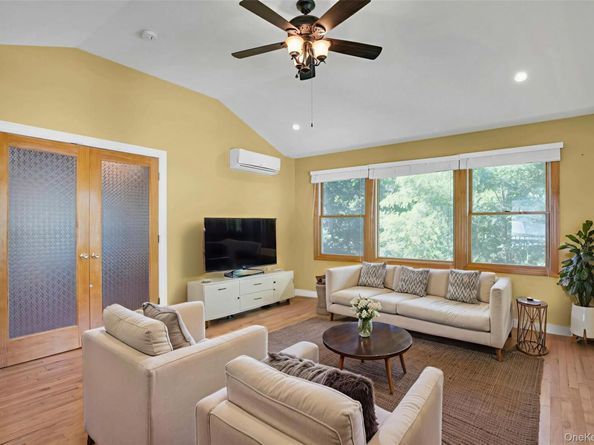 33 Pittoni Drive, Commack NY 11725