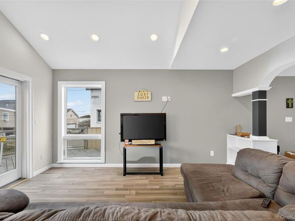 88 Bayview Avenue W, Lindenhurst NY 11757